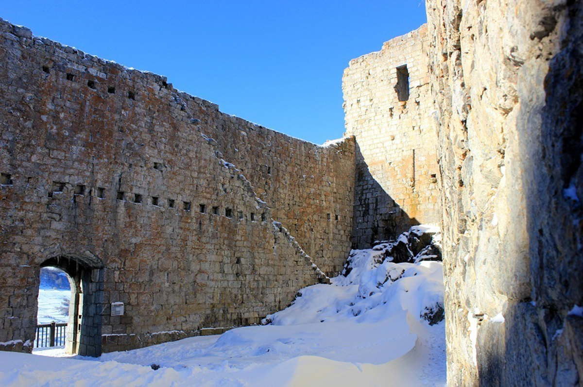 interior-castillo-montsegur-francia