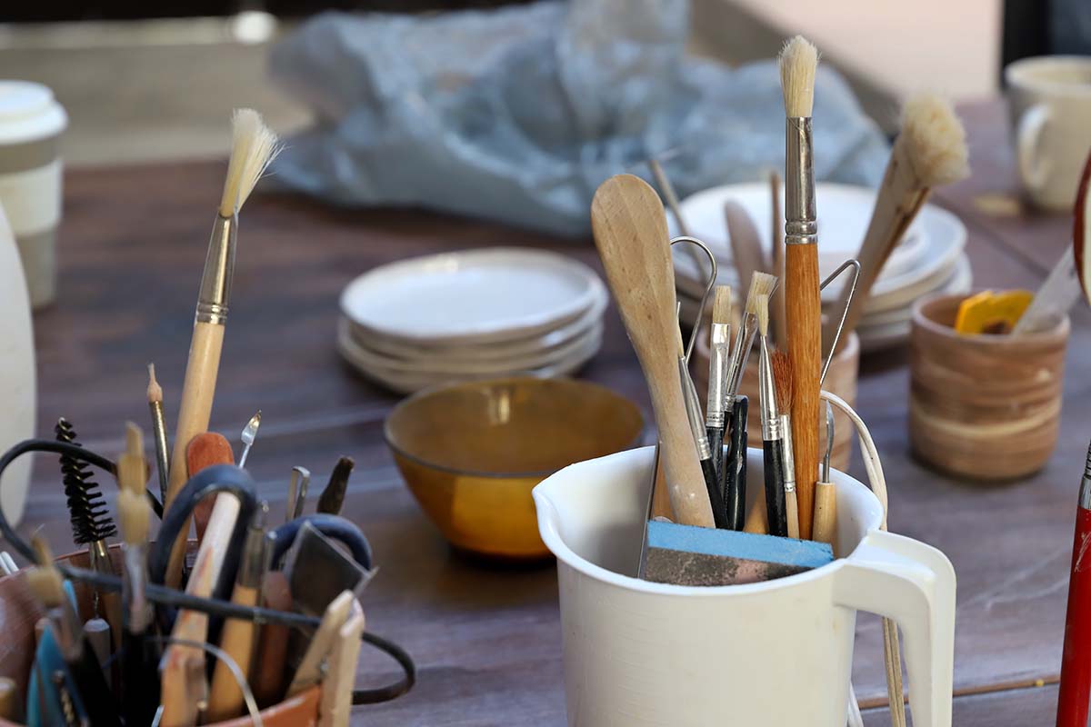 pinceles y esponjas para taller ceramista